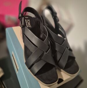 TOMS Women's Gracie Black leather Sandals. worn once